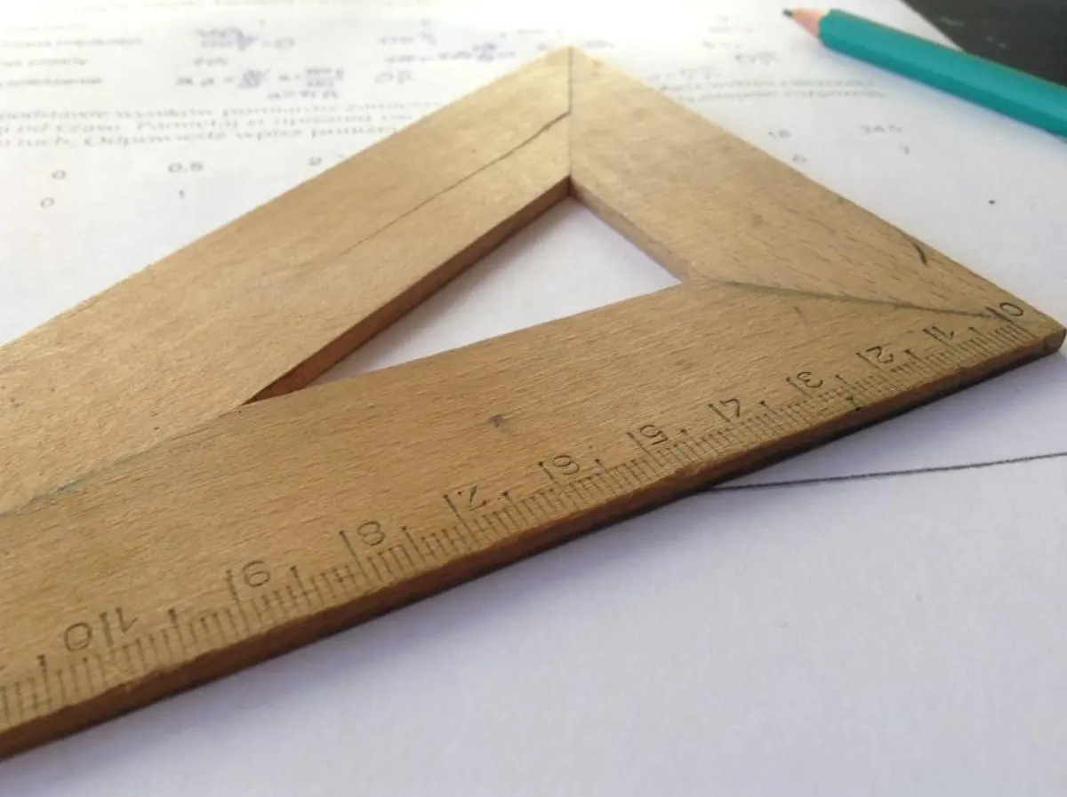 A ruler measuring in centimetres and inches